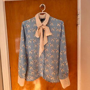 Chemise bleue à nœud et motifs chiens / Icône blue dog-print pussybow blouse